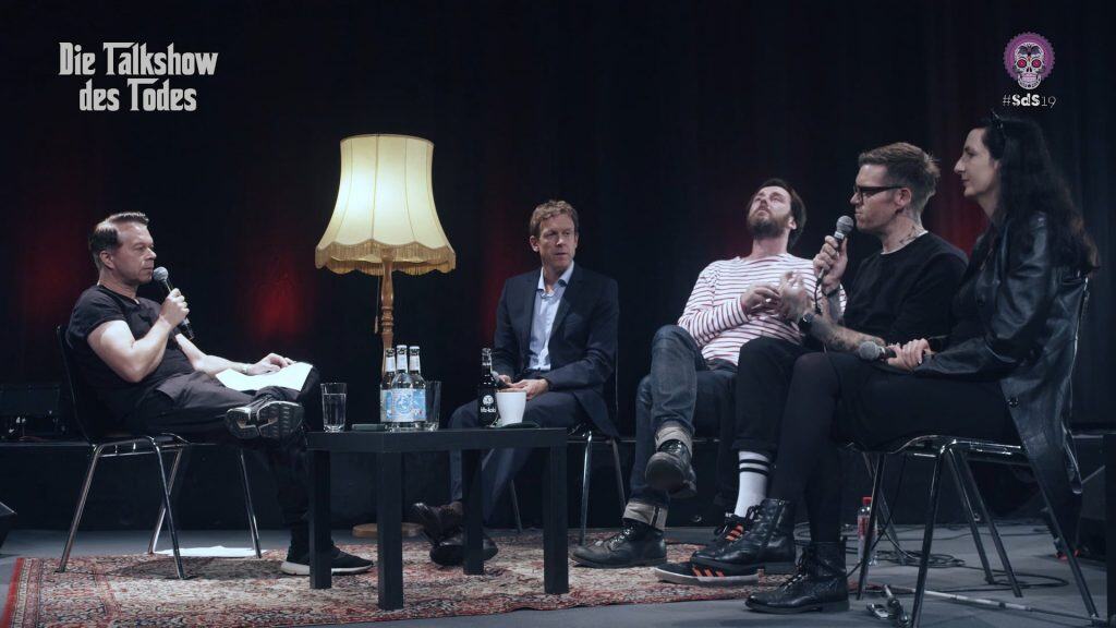 Talkshow des Todes im Werk 2 mit Markus Kavka, Ronald Reng, Eric Wrede, Nicholas Müller und Jennifer Sonntag, alle sitzen auf der Bühne