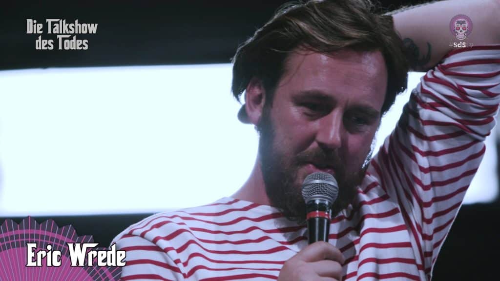 Talkshow des Todes mit Eric Wrede, Eric spricht ins Mikro