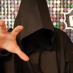 Porträt Der Tod (Death Comedy) vor buntem Hintergrund