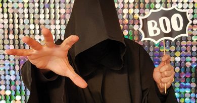 Porträt Der Tod (Death Comedy) vor buntem Hintergrund