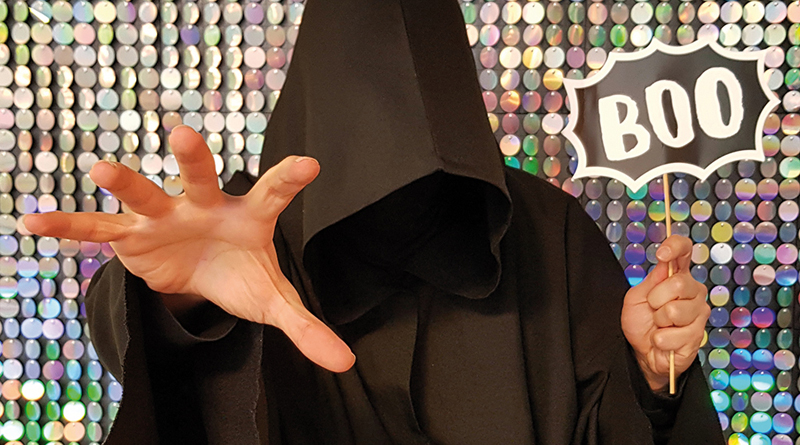 Porträt Der Tod (Death Comedy) vor buntem Hintergrund