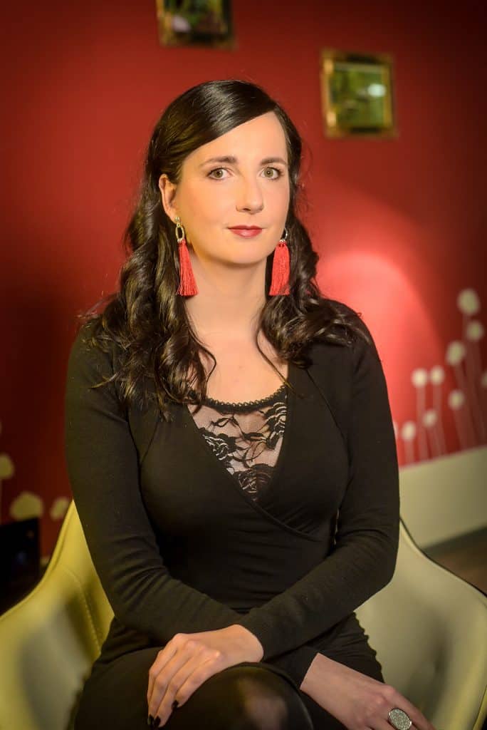 Porträtfoto: Jennifer Sonntag sitzend