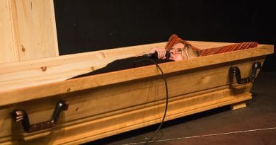 Katja Hofmann modeertiert den Death Slam liegend im Sarg, Foto: Julia Fenske