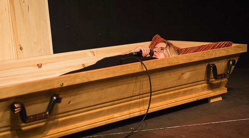 Katja Hofmann modeertiert den Death Slam liegend im Sarg, Foto: Julia Fenske