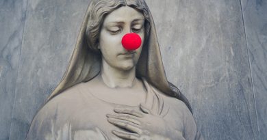 Frauenskulptur auf dem Friedhof mit Clowsnase, Foto: Lara Schink