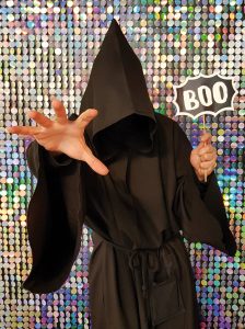 Porträt Der Tod (Death Comedy) vor buntem Hintergrund