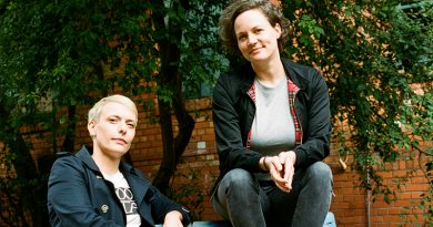 Porträtfoto Susann Brückner und Caroline Kraft, beide sitzen draußen auf einer Bank