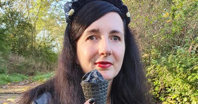 Jennifer Sonntag mit einem schwarzen Eis