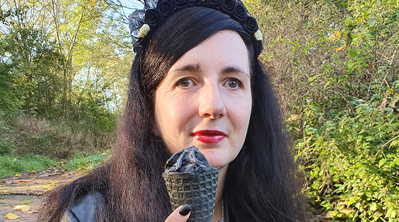 Jennifer Sonntag mit einem schwarzen Eis