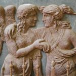 Zwei halbnackte Steinfiguren auf dem Friedhof, Foto: Lara Schink