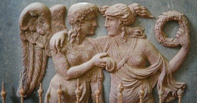 Zwei halbnackte Steinfiguren auf dem Friedhof, Foto: Lara Schink