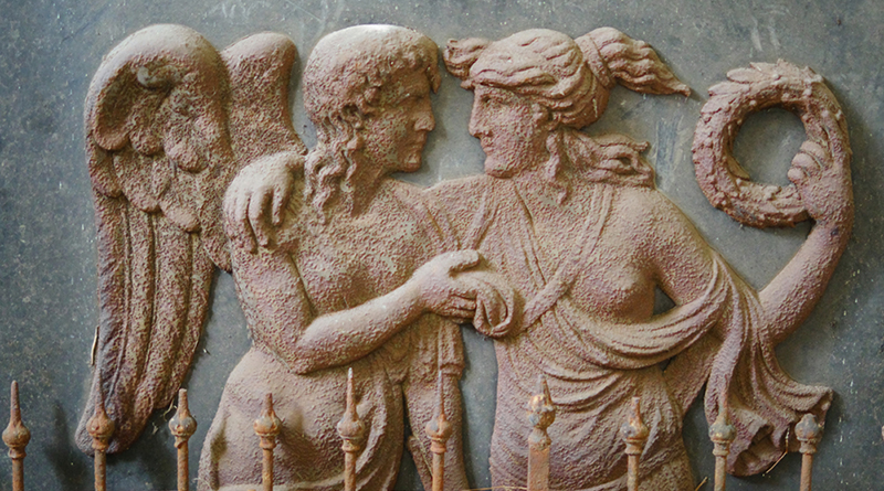 Zwei halbnackte Steinfiguren auf dem Friedhof, Foto: Lara Schink