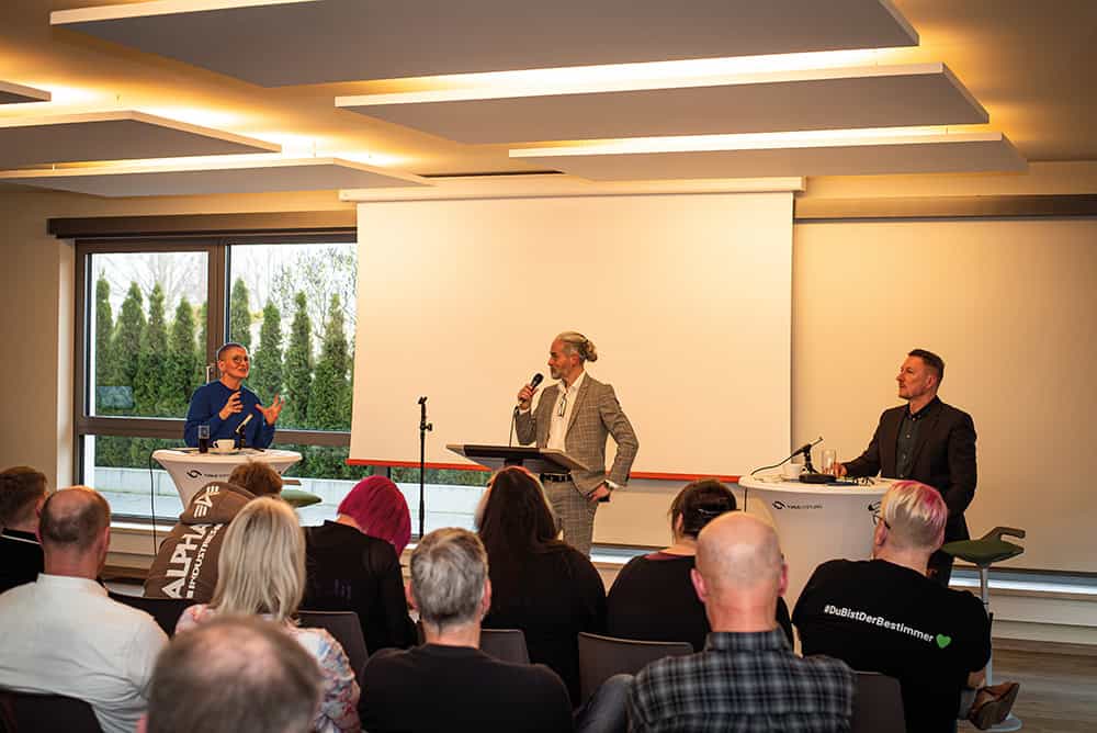 Foto Trix Hübschmann, Prof. Dr. Dr. Tade Spanger und André Könnecke: FUNUS Stiftung, im Innenraum des Zentrums für Endlichkeitskultur Kabelsketal, Vortrag mit Publikum
