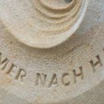 Grabstein mit der Aufschrift: IMMER NACH HAUSE