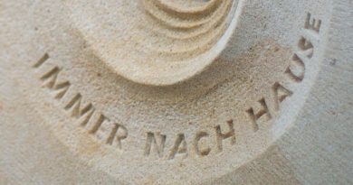 Grabstein mit der Aufschrift: IMMER NACH HAUSE
