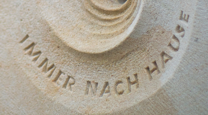 Grabstein mit der Aufschrift: IMMER NACH HAUSE