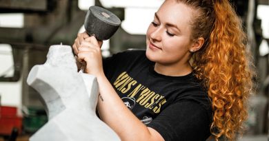 Luisa Lüttig Porträt, Luisa bearbeitet gerade einen Stein, um ein Werk zu erschaffen