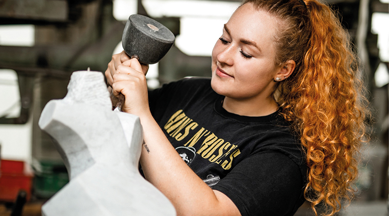 Luisa Lüttig Porträt, Luisa bearbeitet gerade einen Stein, um ein Werk zu erschaffen