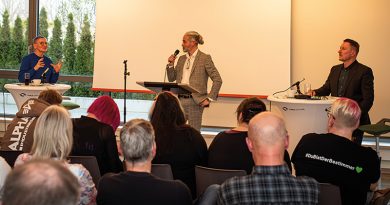 Foto Trix Hübschmann, Prof. Dr. Dr. Tade Spanger und André Könnecke: FUNUS Stiftung, im Innenraum des Zentrums für Endlichkeitskultur Kabelsketal, Vortrag mit Publikum