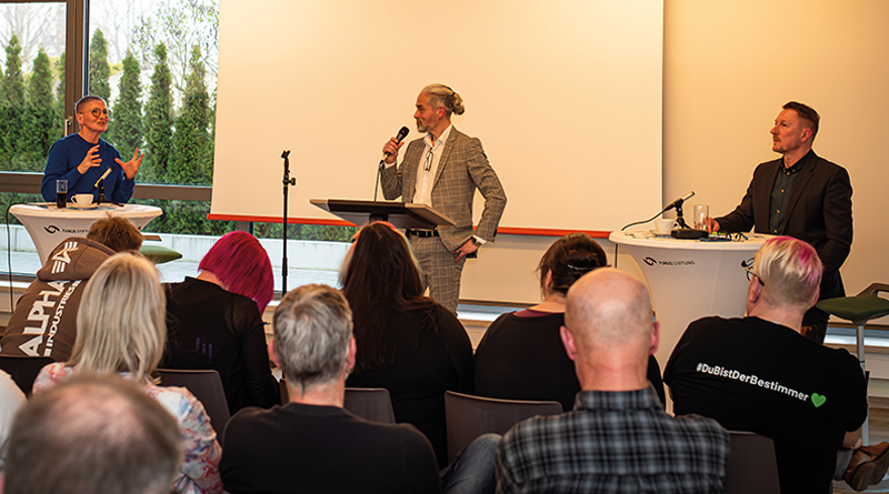 Foto Trix Hübschmann, Prof. Dr. Dr. Tade Spanger und André Könnecke: FUNUS Stiftung, im Innenraum des Zentrums für Endlichkeitskultur Kabelsketal, Vortrag mit Publikum