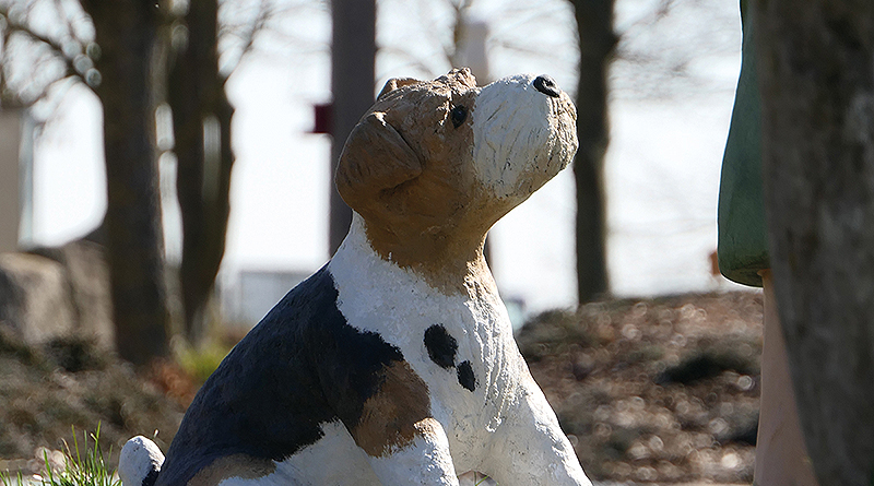 Alltagsmenschen: Hund aus Beton schaut auf sein Frauchen