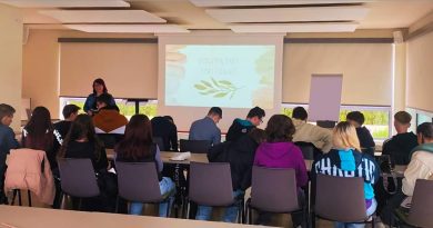 Innenraum Zentrum für Endlichkeitskultur, Jeanette Heller steht vor einer Klasse und hält einen Vortrag