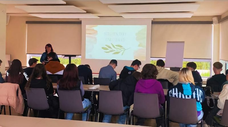 Innenraum Zentrum für Endlichkeitskultur, Jeanette Heller steht vor einer Klasse und hält einen Vortrag