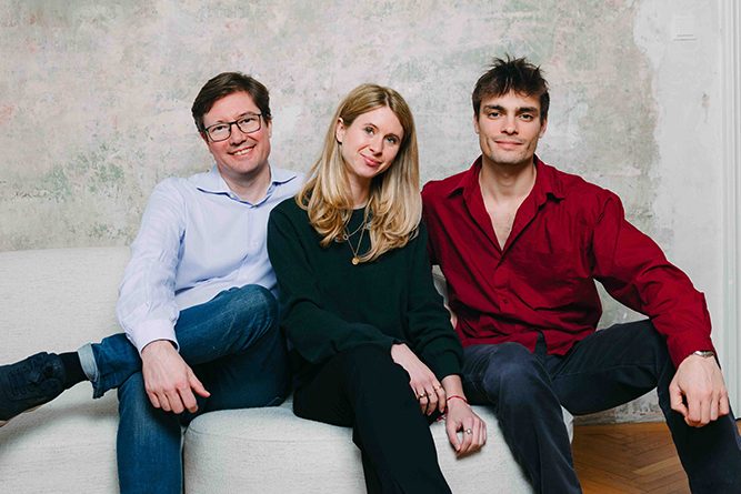 Auf der Messe Leben und Tod Bremen Mai 2025: Stand Willowstories mit drei Menschen