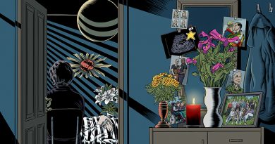 Cover Familie und Tod, Illustration: Schwarwel, links sitzt eine Frau in einem Zimmer, Rückenansicht, am Bett eines Verstorbenen, rechte Seite: auf einem Schränkchen vor einem Spiegel stehen Blumen, eine angezündete rote Kerze und Bilder stehen und hängen da, eine Jacke hängt da, alles ist in blau gehalten