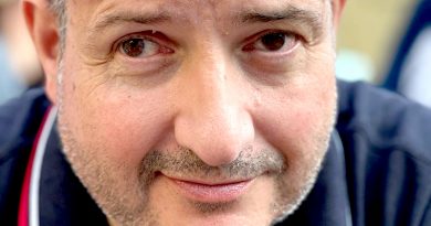 Porträtfoto Frank Pasic von Dina Pasic, Nahaufnahme, Frank lächelt in die Kamera