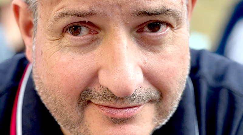 Porträtfoto Frank Pasic von Dina Pasic, Nahaufnahme, Frank lächelt in die Kamera