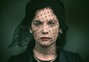 Foto: Mrs. Wilson aus dem Film, mit schwarzem Schleier, sie blickt straight in die Kamera