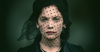 Foto: Mrs. Wilson aus dem Film, mit schwarzem Schleier, sie blickt straight in die Kamera