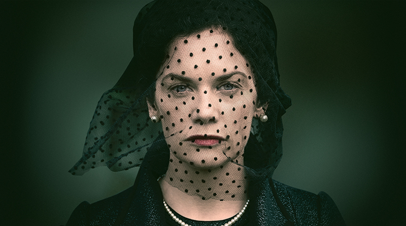 Foto: Mrs. Wilson aus dem Film, mit schwarzem Schleier, sie blickt straight in die Kamera