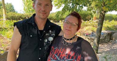 Foto Sabrina Spengler mit ihrem Ehemann, beide schwarz gekleidet im Gothic-Metal-Look, stehend im Friedgarten Mitteldeutschland, Foto: Kristin Rogge