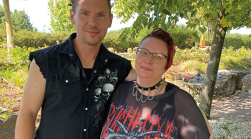 Foto Sabrina Spengler mit ihrem Ehemann, beide schwarz gekleidet im Gothic-Metal-Look, stehend im Friedgarten Mitteldeutschland, Foto: Kristin Rogge