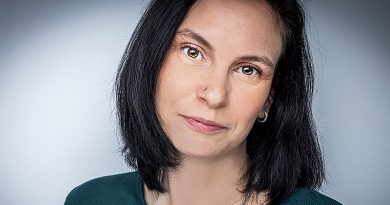 Portraitfoto Tina Henze, Tina blickt mit geneigtem Kopf in die Kamera, Nahaufnahme