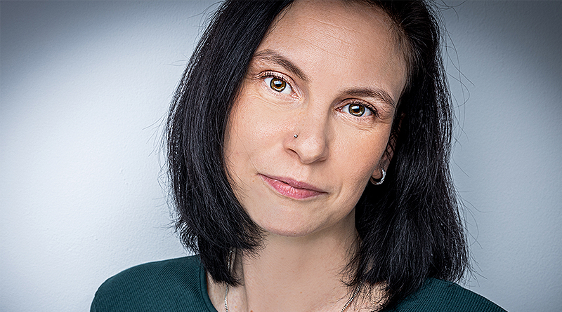 Portraitfoto Tina Henze, Tina blickt mit geneigtem Kopf in die Kamera, Nahaufnahme