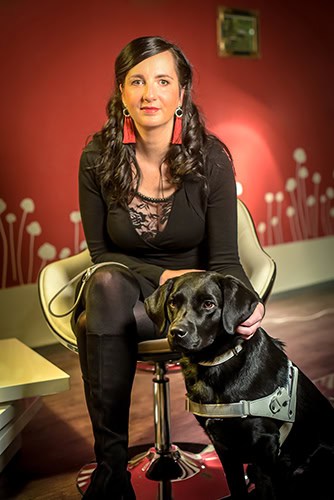 Porträtfoto Jennifer Sonntag mit ihrem Hund Paul, der links neben ihr sitzt