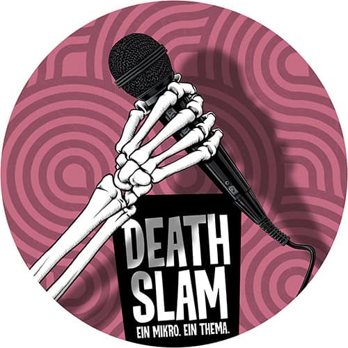 Death Slam-Logo von Schwarwel, Skelett-Hand hält ein schwarzes Mikro. Death Slam. Ein Mikro. Ein Thema.
