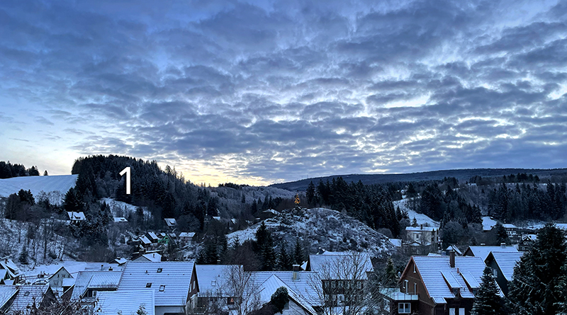 Dorf im Schnee, umrandet von Wald und Himmel, Foto: Sandra Strauß