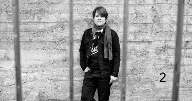 Portrait s/w Jan Müller (Tocotronic), Jan steht vor einer Wand, Ganzkörperfoto, Foto: Tim Hackemack