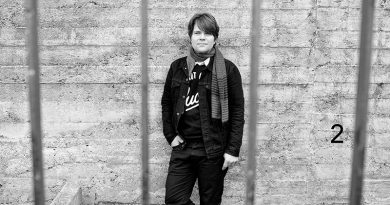 Portrait s/w Jan Müller (Tocotronic), Jan steht vor einer Wand, Ganzkörperfoto, Foto: Tim Hackemack