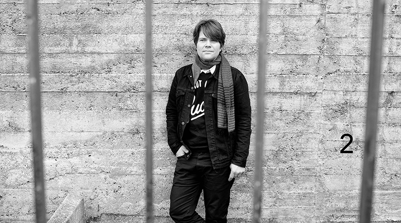 Portrait s/w Jan Müller (Tocotronic), Jan steht vor einer Wand, Ganzkörperfoto, Foto: Tim Hackemack