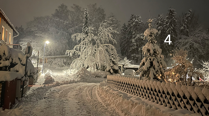 Winterlandschaft in einem Häusergebiet mit Gärten und Bäumen und mit dickem Schnee am Abend im Dunkeln, Foto: Sandra Strauß