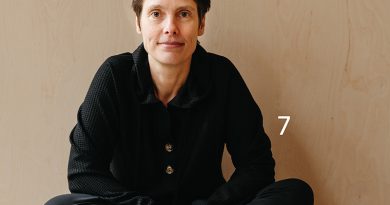 Portraitfoto Barbara Rolf, Barbara sitzt im Schneidersitz da, Foto: Isabell Steinert