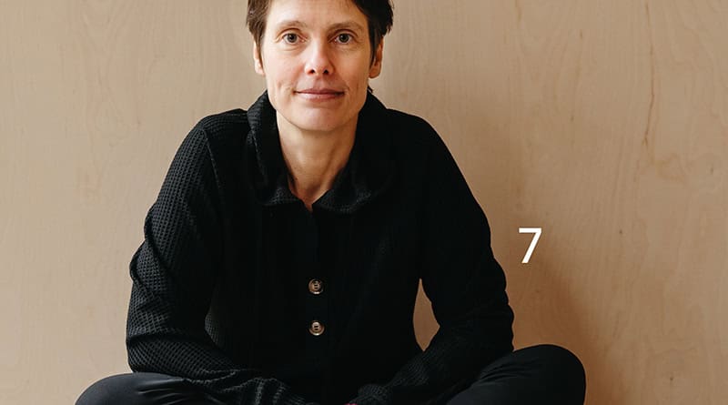 Portraitfoto Barbara Rolf, Barbara sitzt im Schneidersitz da, Foto: Isabell Steinert