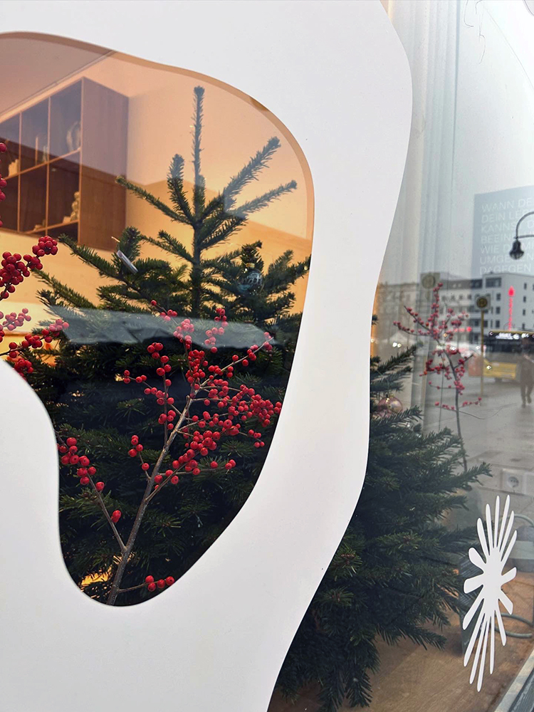 Ahorn Space von außen nach innen hinein fotografiert, Weihnachtsbaum hinter dem Fenster