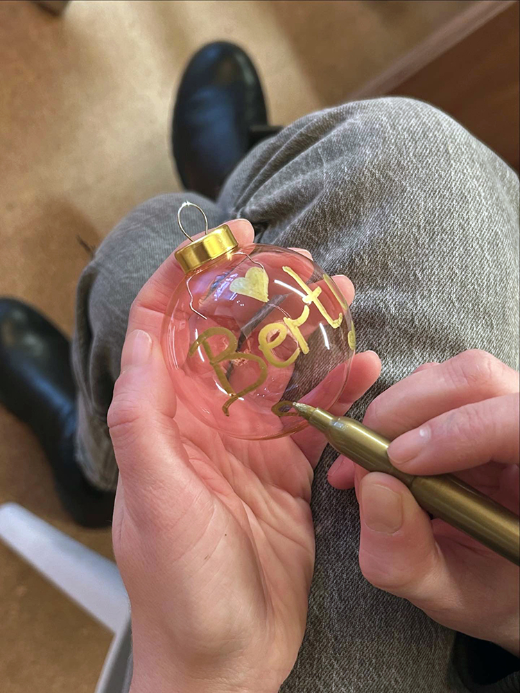 Glaskugel wird bemalt