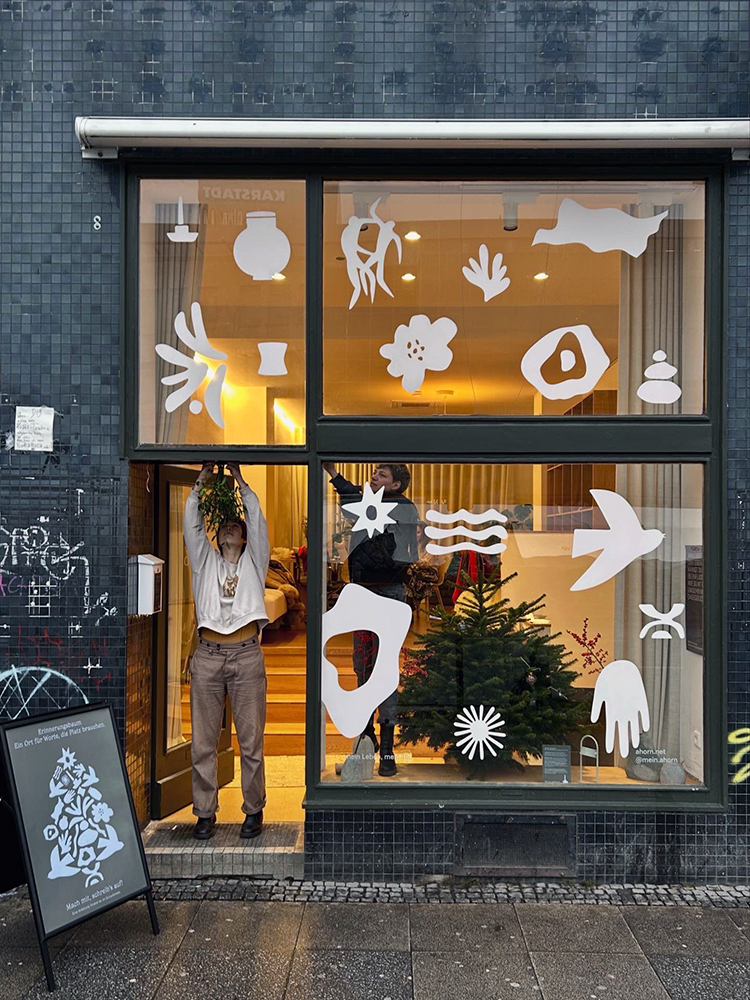 Front Ahorn Space, Fensterfront mit weißen Winter-Weihnachtsaufklebernn